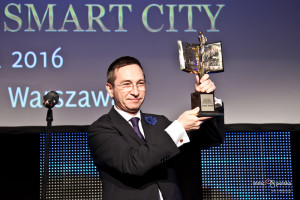 Wiceprezydent Wrocławia Maciej Bluj odbiera statuetkę Smart City w kategorii „Miasto powyżej 500 tys. mieszkańców.” 15.03.2016 r.
